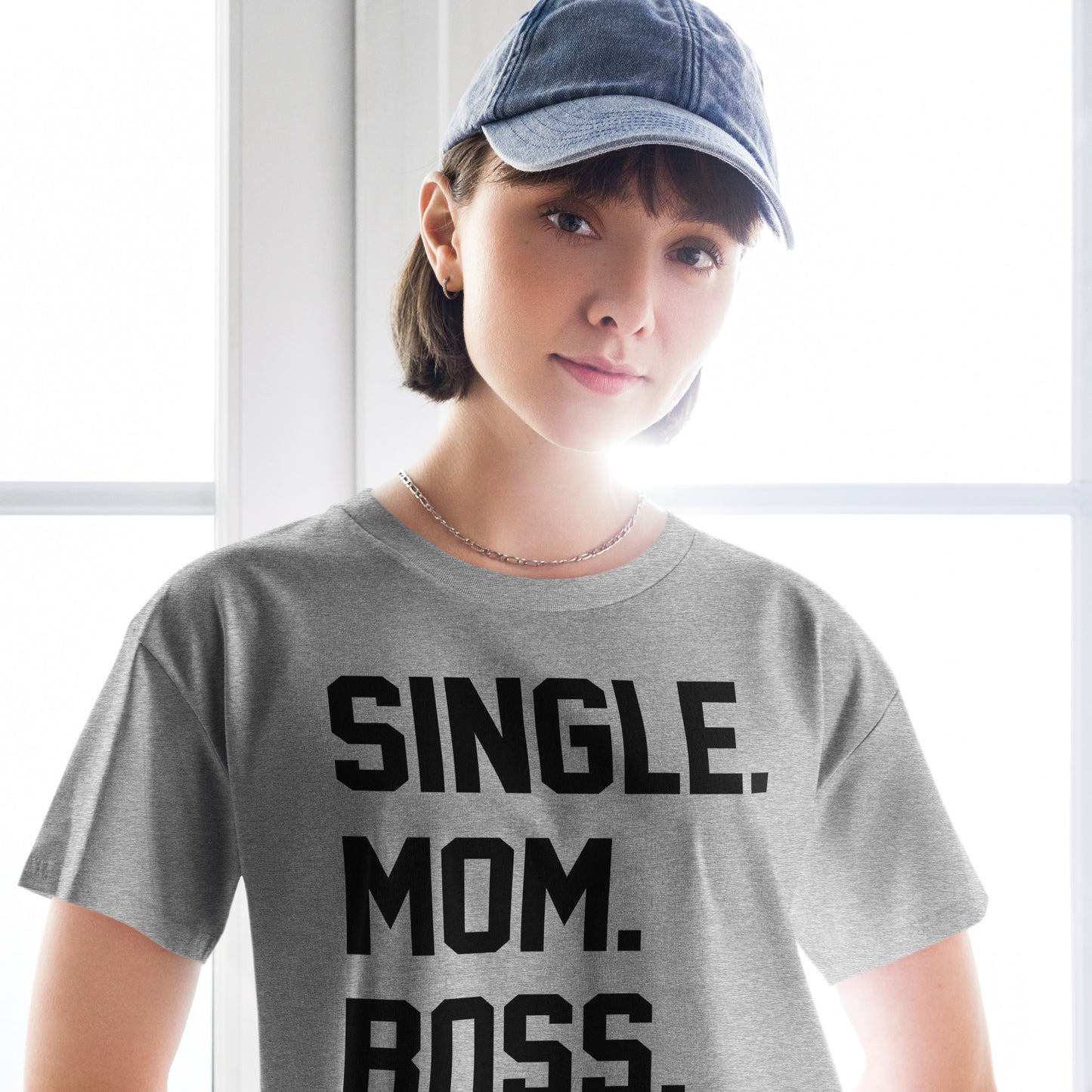 SINGLE. MOM. BOSS. CROP TOP TEE (BLACK + RED)