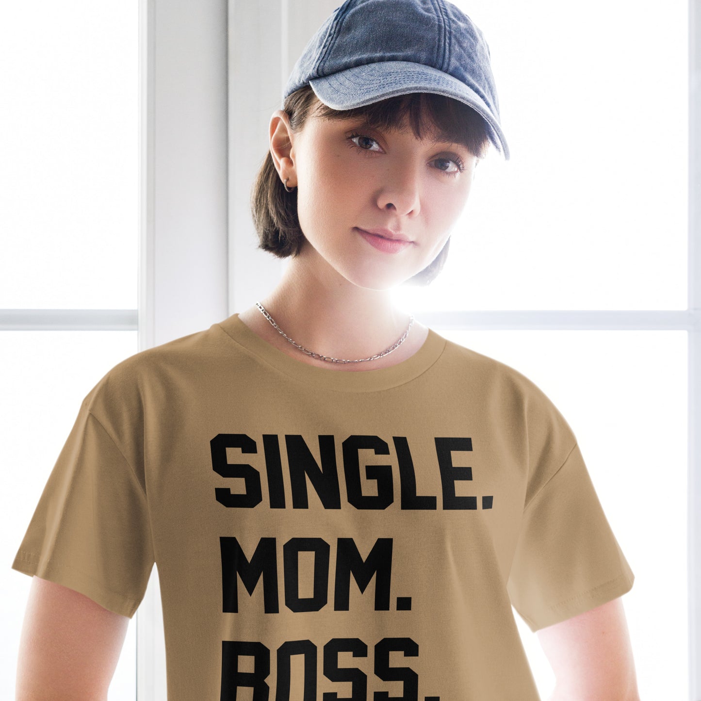 SINGLE. MOM. BOSS. CROP TOP TEE (BLACK + RED)