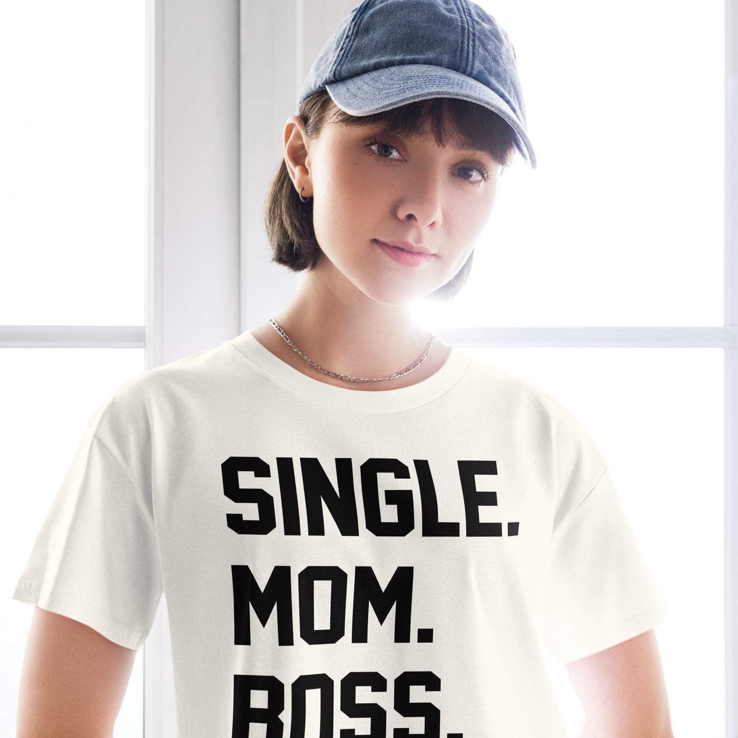 SINGLE. MOM. BOSS. CROP TOP TEE (BLACK + RED)