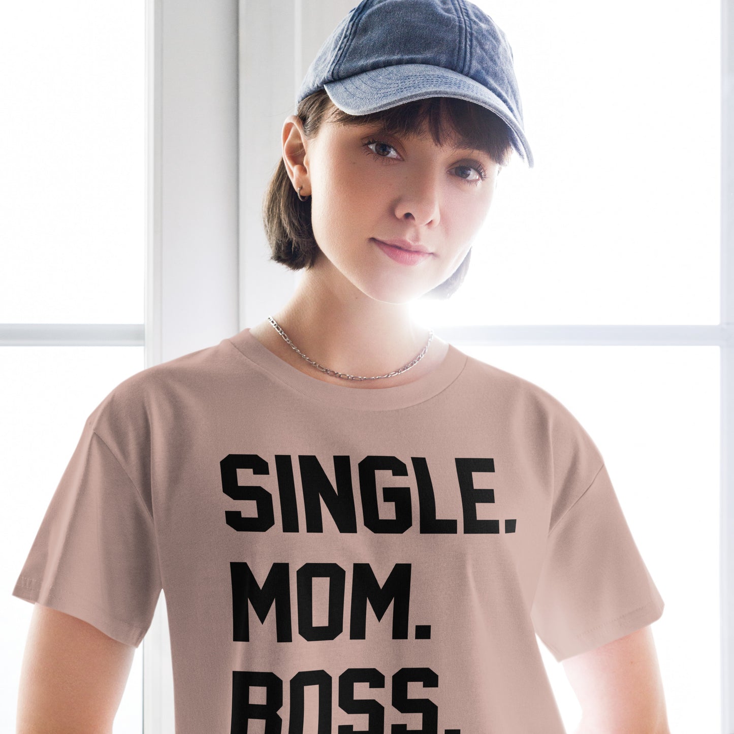 SINGLE. MOM. BOSS. CROP TOP TEE (BLACK + RED)