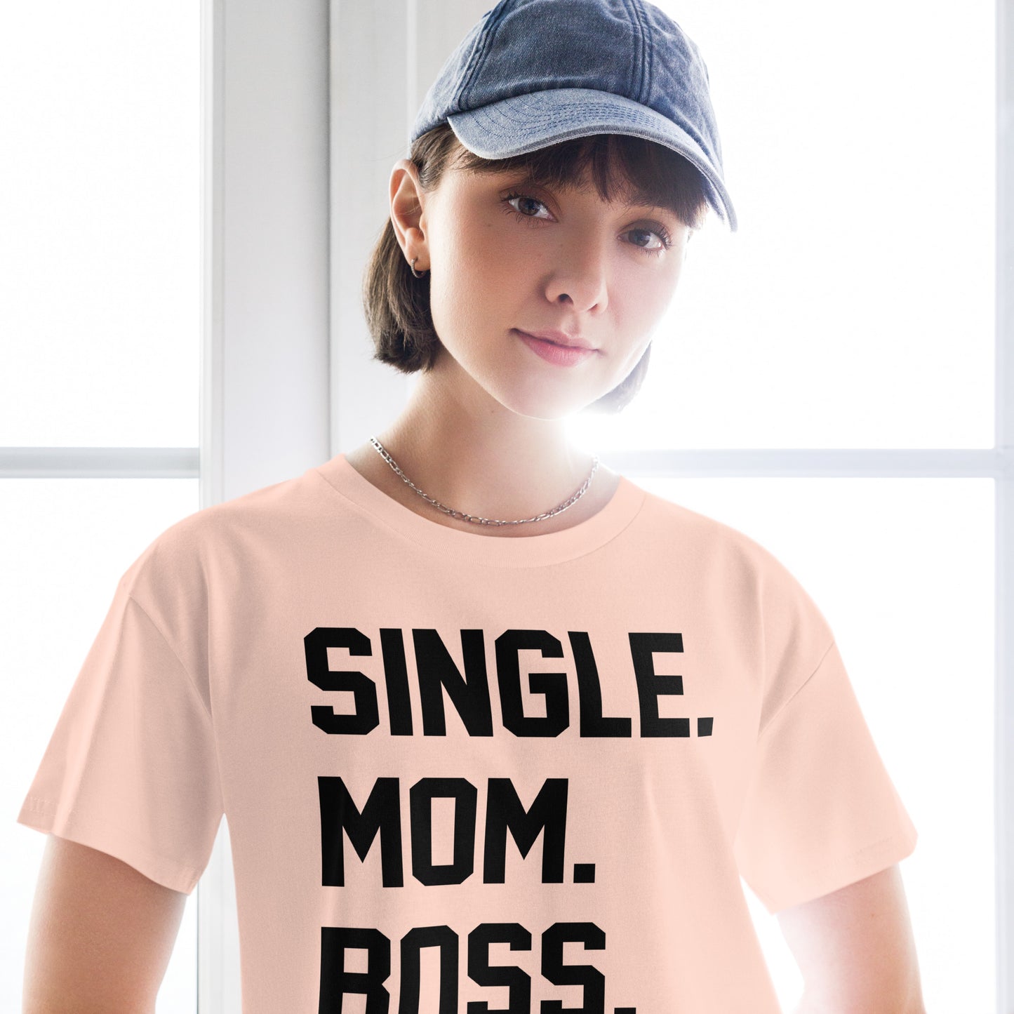 SINGLE. MOM. BOSS. CROP TOP TEE (BLACK + RED)
