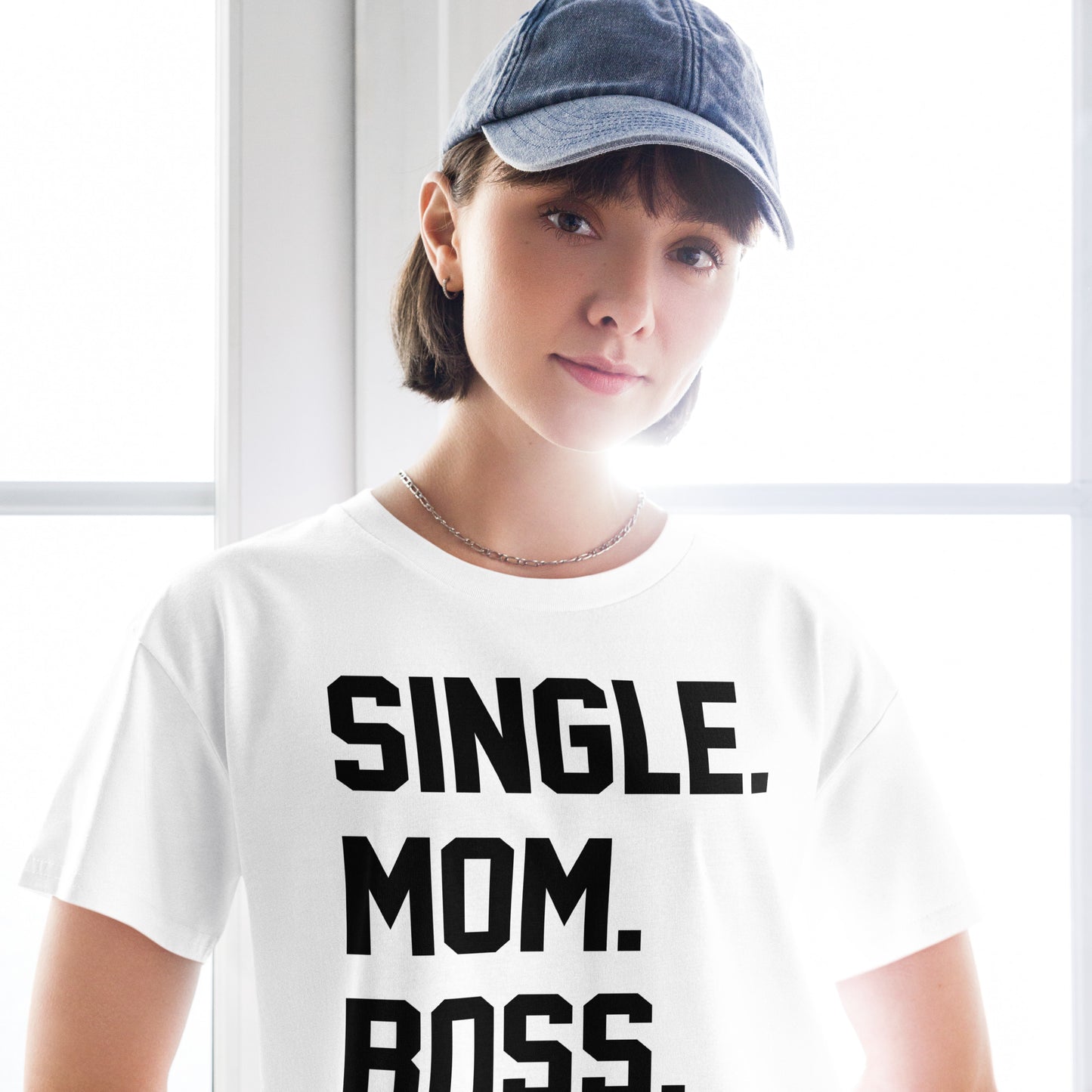 SINGLE. MOM. BOSS. CROP TOP TEE (BLACK + RED)